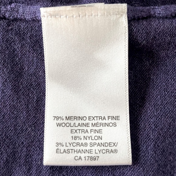 Size XS. Merino wool cardigan in aubergine. Banana Republic. - Picture 4 of 4